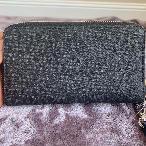 Michael Kors Wristlet - Picture 5 of 6